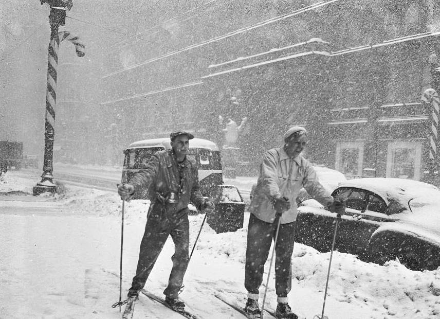 Samedi 9 Janvier Photo-chicago-state-street-couple-skiing-in-snow-1950