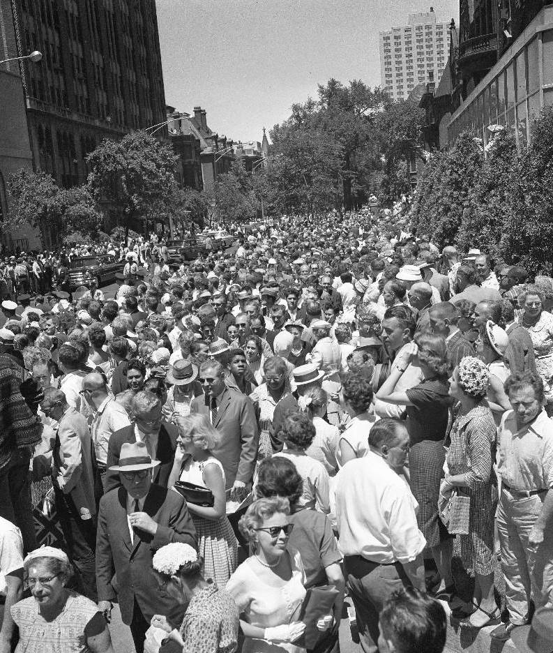 photo-chicago-crowd-in-hyde-park-to-see-queen-elizabeth-ii-ride-by-queen-came-to-chicago-for-opening-of-st-lawrence-seaway-1959.jpg