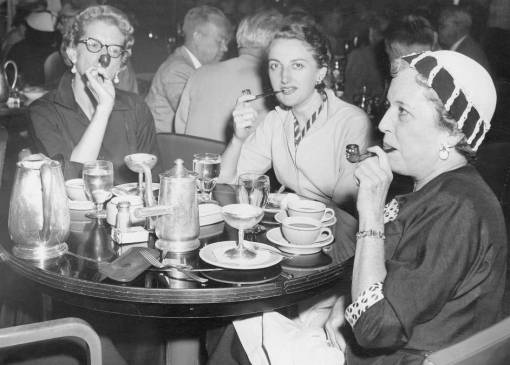 photo-chicago-wrigley-building-restaurant-women-having-a-pipe-after-lunch-womens-pipe-smoking-club-