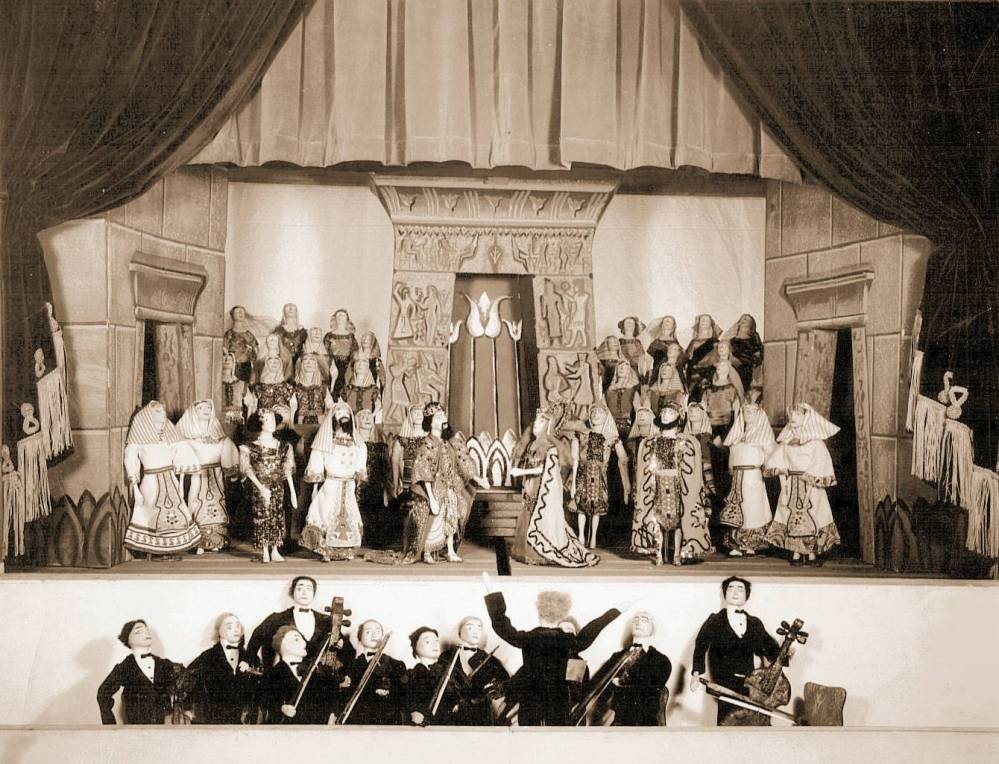 PHOTO - CHICAGO - KUNGSHOLM MINIATURE OPERA - CAST OF AIDA AND ORCHESTRA - 1960s - EDITED FROM EVERYDAY OPERA SITE