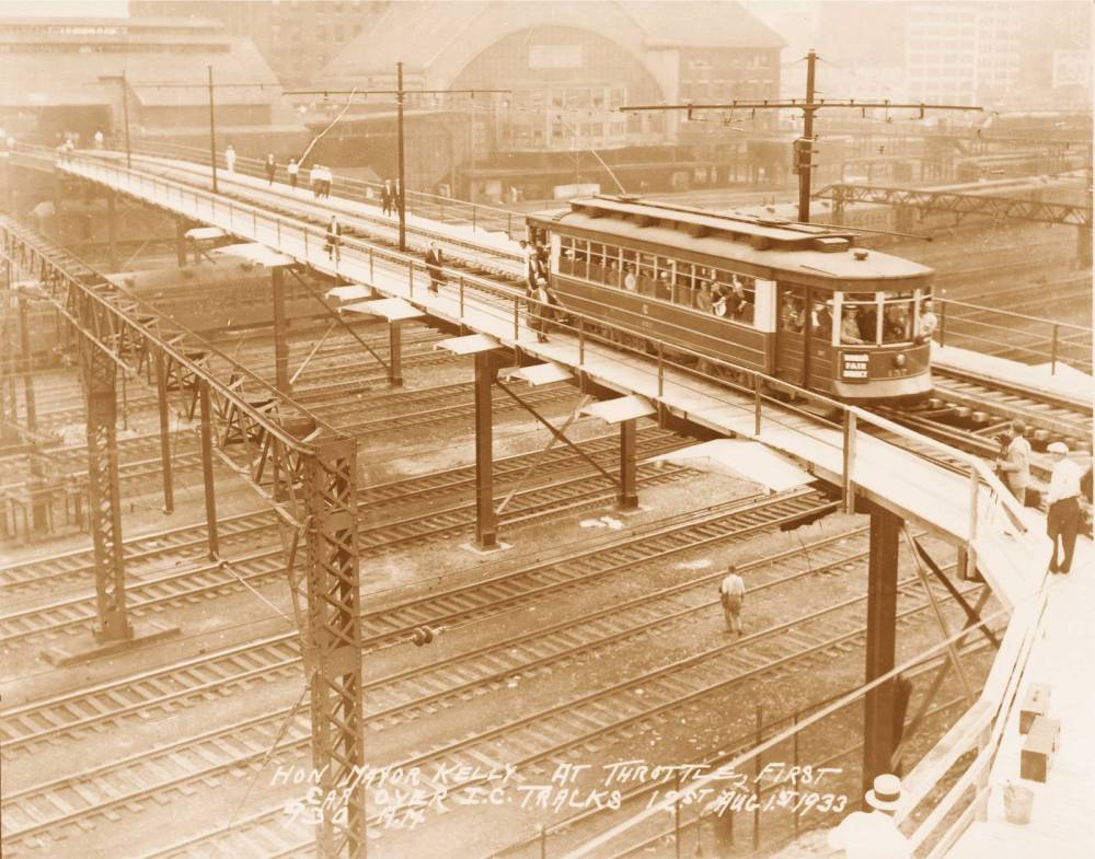 PHOTO - CHICAGO - 12TH STREET - NEW STREETCAR LINE OVER ILLINOIS CENTRAL TRACKS - MAYOR KELLY AT THROTTLE - 1933