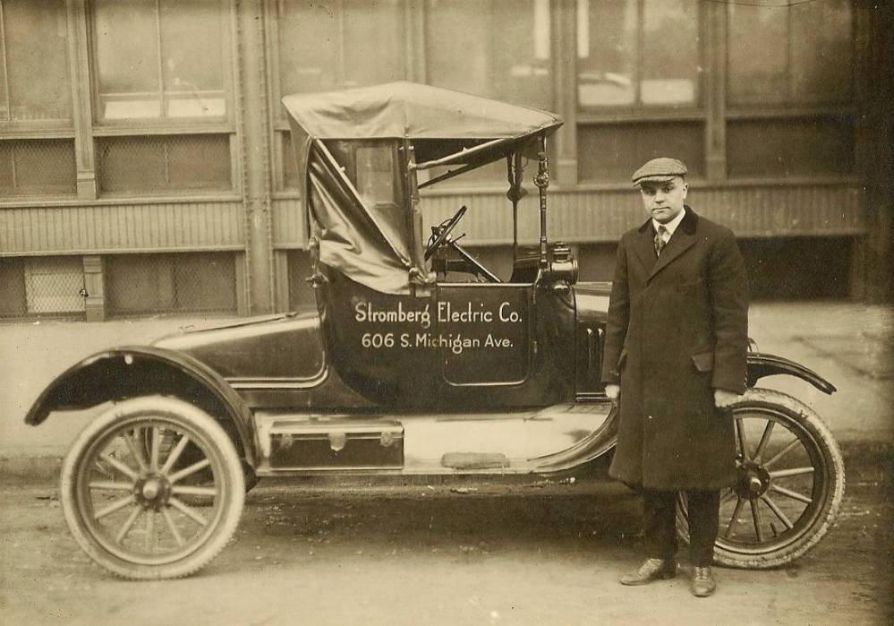 PHOTO - CHICAGO - MAN STANDING BY EARLY CAR - STROMBERG ELECTRIC COMPANY - 606 S MICHIGAN AVE