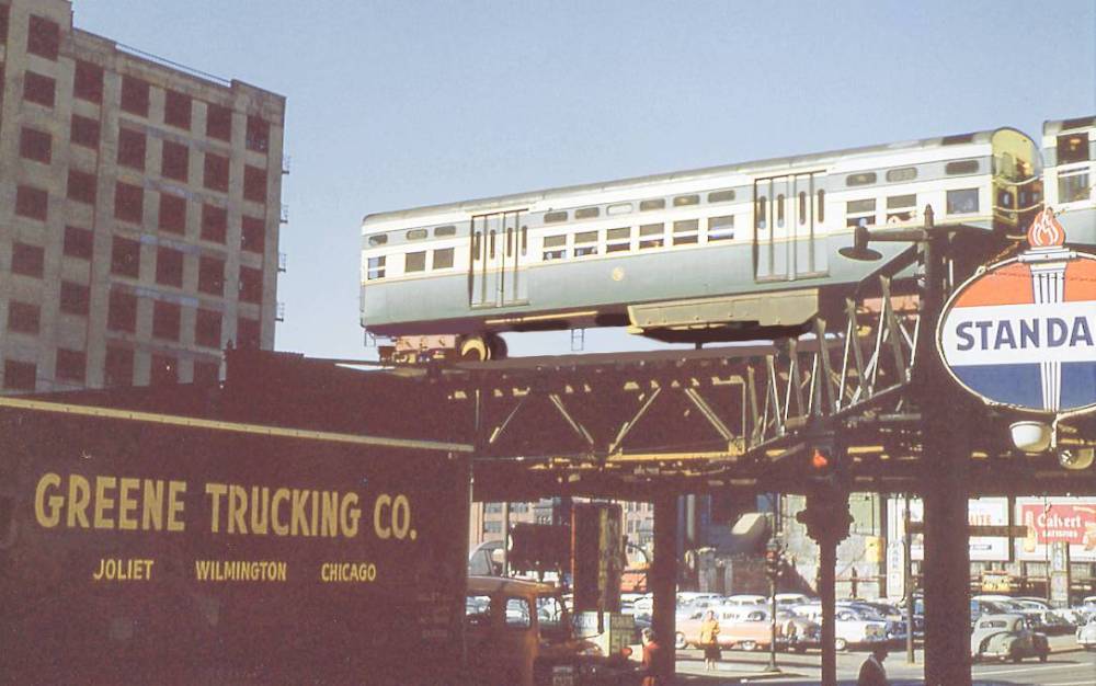 PHOTO - CHICAGO - TRAIN - CTA VRAPID TRANSIT - ELEVATED IN UNKNOWN NEIGHBORHOOD - STANDARD SIGN - CAR DEALERSHIP - 1950s