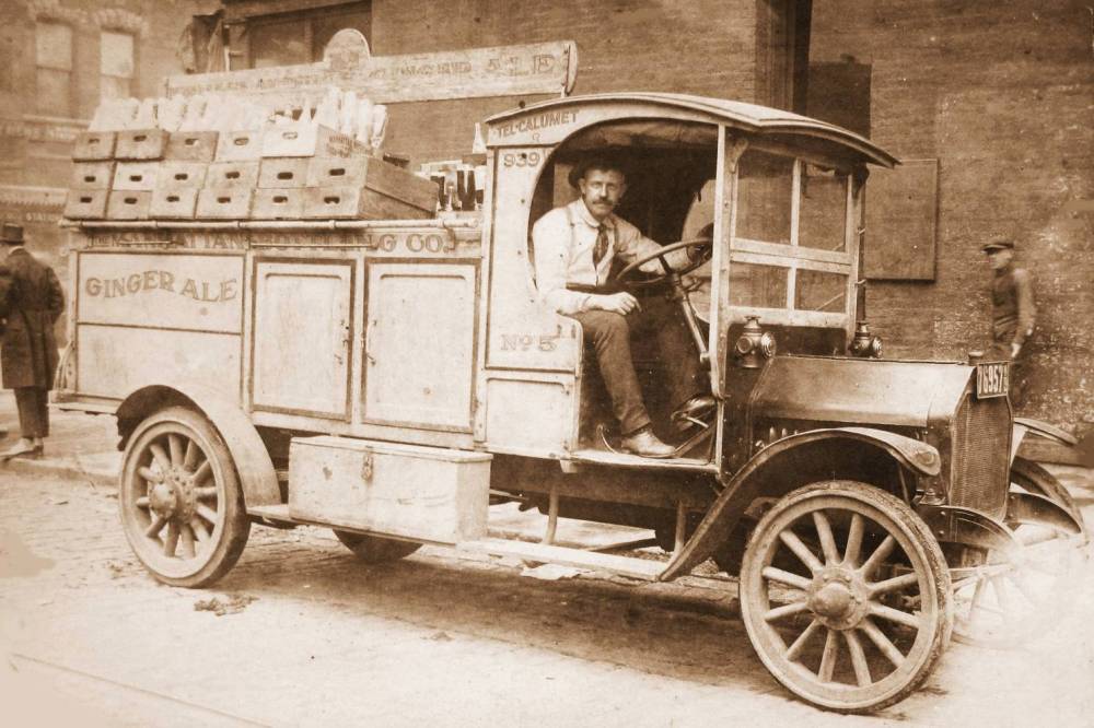 POSTCARD - CHICAGO - MANHATTAN BOTTLING COMPANY - GINGER ALE - DELIVERY TRUCK AND DRIVER - 1919
