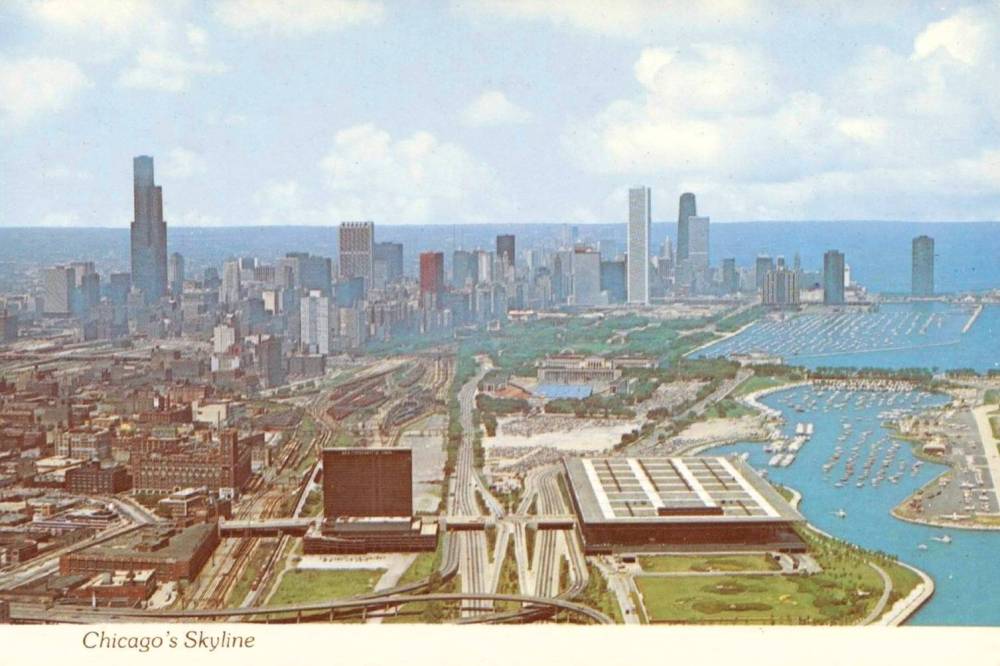 POSTCARD - CHICAGO - DOWNTOWN - AERIAL PANORAMA - LOOKING N FROM ABOUT 22ND - c1980