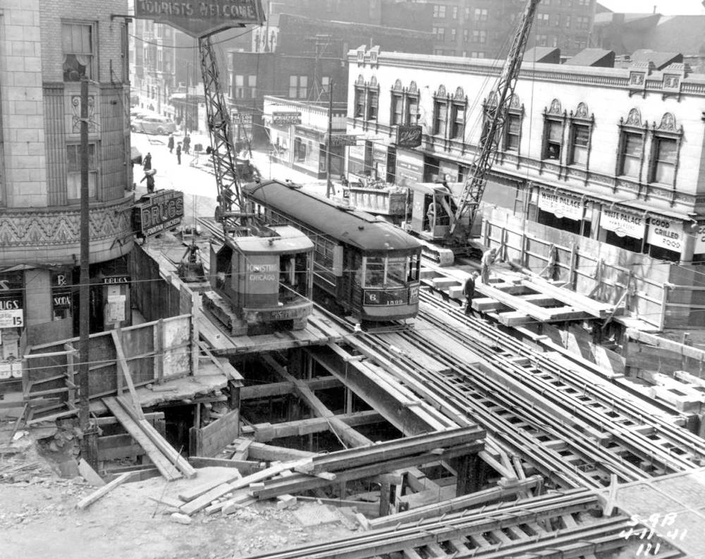 PHOTO - CHICAGO - STATE STREET DURING SUBWAY CONSTRUCTION - AERIAL - STREETCAT OPERATING - STINEWAY DRUGS - WHITE PALACE HAMBURGERS - 1941