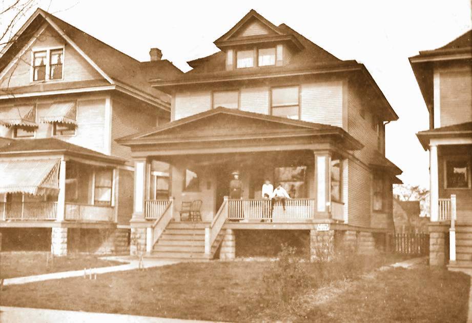 PHOTO - CHICAGO - HARVEY AVE - OAK PARK - LARGE FRAME HOME - FAMILY ON PORCH - 1907
