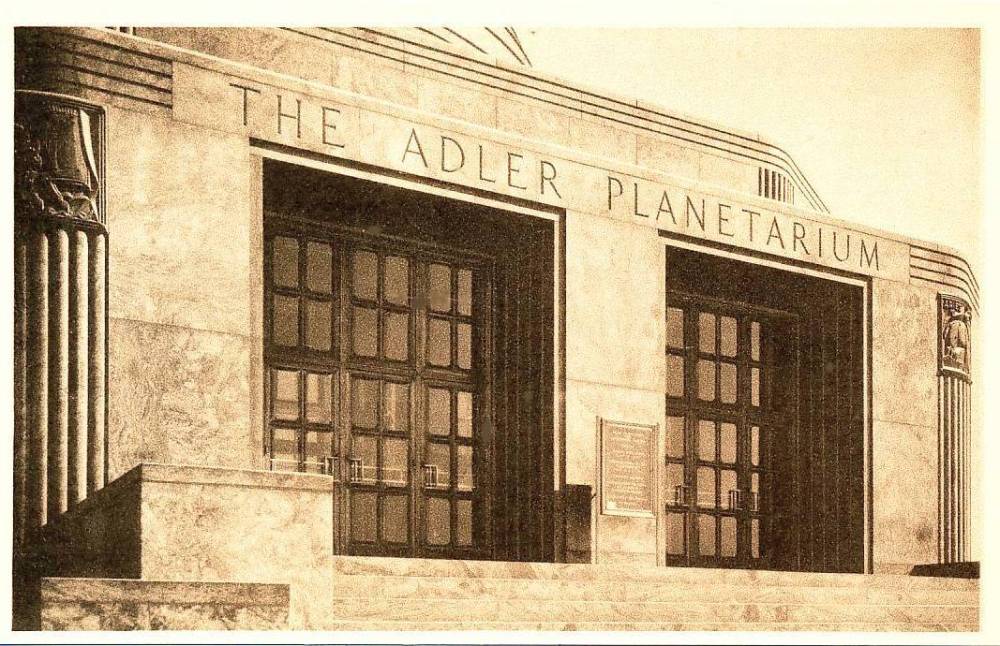 POSTCARD - CHICAGO - ADLER PLANTARIUM - CLOSE-UP ENTRANCE - 1930s