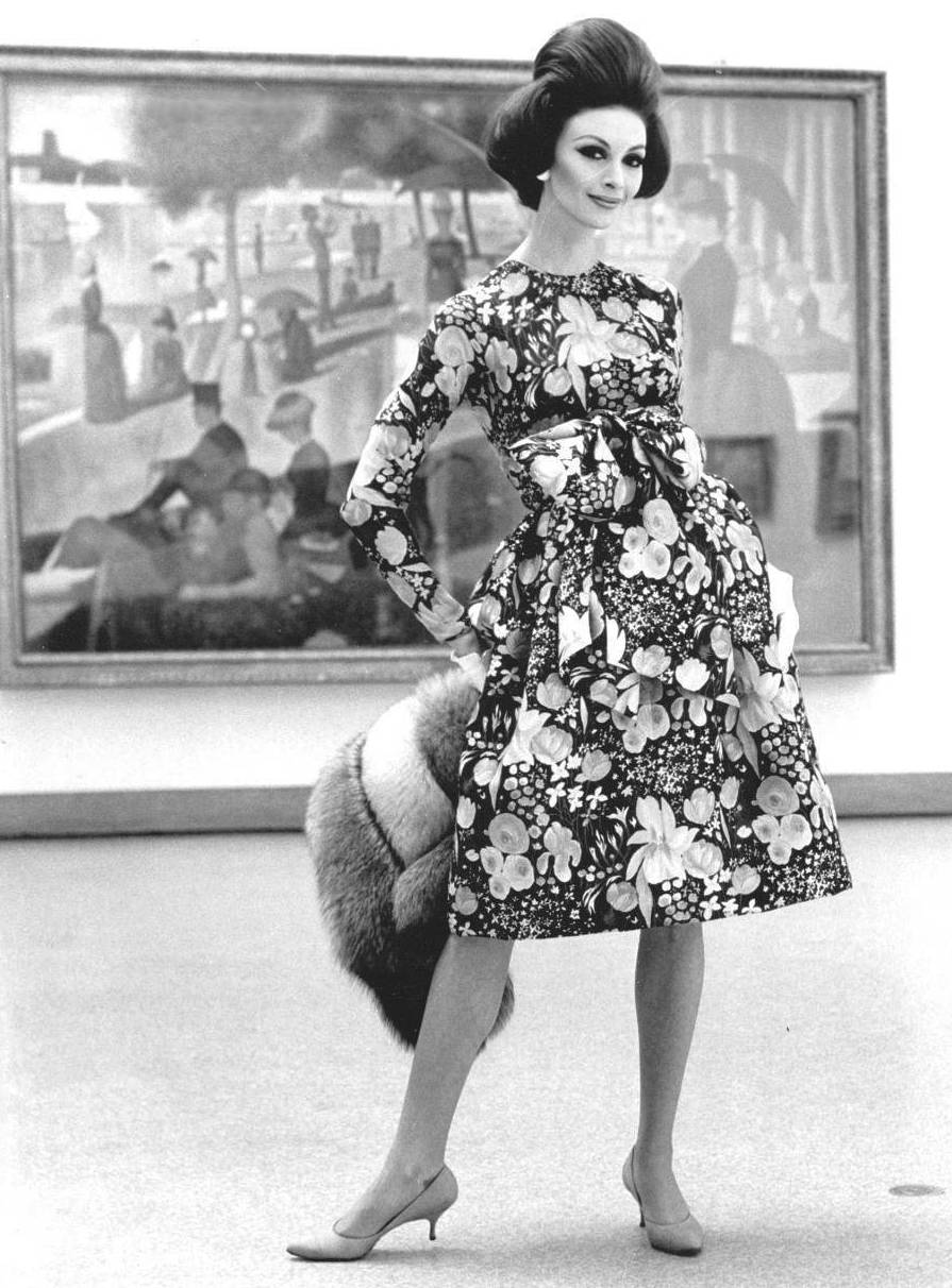 PHOTO - CHICAGO - ART INSTITUTE - FASHION MODEL BEING PHOTOGRAPHED IN FRONT OF LA GRANDE JATTE- EDITED FROM A KENNETH HEILBRON IMAGE - 1960