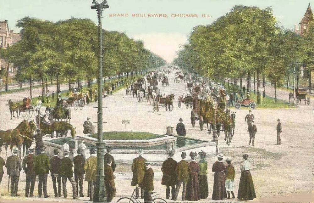 POSTCARD - CHICAGO - GRAND BLVD - LARGE GROUP AT BOTTOM OF BLVD WATCHING CARRIAGES - 1908