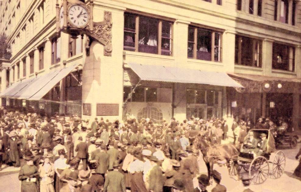 POSTCARD - CHICAGO - MARSHALL FIELD'S - STATE AND WASHINGTON - HUGE CROWD - 1909