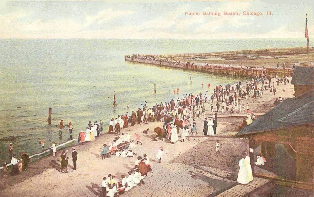 POSTCARD - CHICAGO - UNKNOWN PUBLIC BEACH - LARGE CROWD - NOTE DIKED AREA BEHIND - 1909
