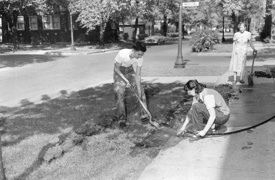 PHOTO - CHICAGO - MASON AND AUGUSTA - PEOPLE REPAIRING GRASS ON BOULEVARD - SNAPSHOT - 1953