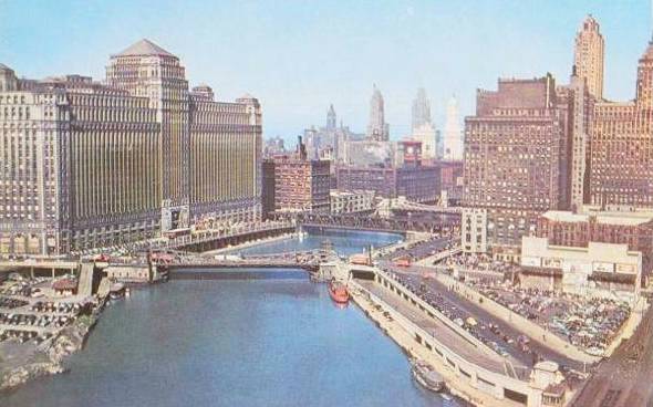 POSTCARD - CHICAGO - CHICAGO RIVER - LOOKING E FROM JUST PAST MERCHANDISE MART - 1950s