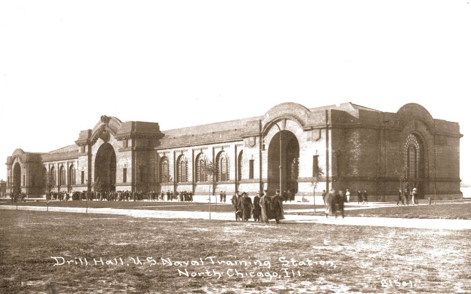 POSTCARD - CHICAGO - U.S. NAVAL TRAINING STATION - DRILL HALL - SOLDIERS WALKING - NORTH CHICAGO - c1910