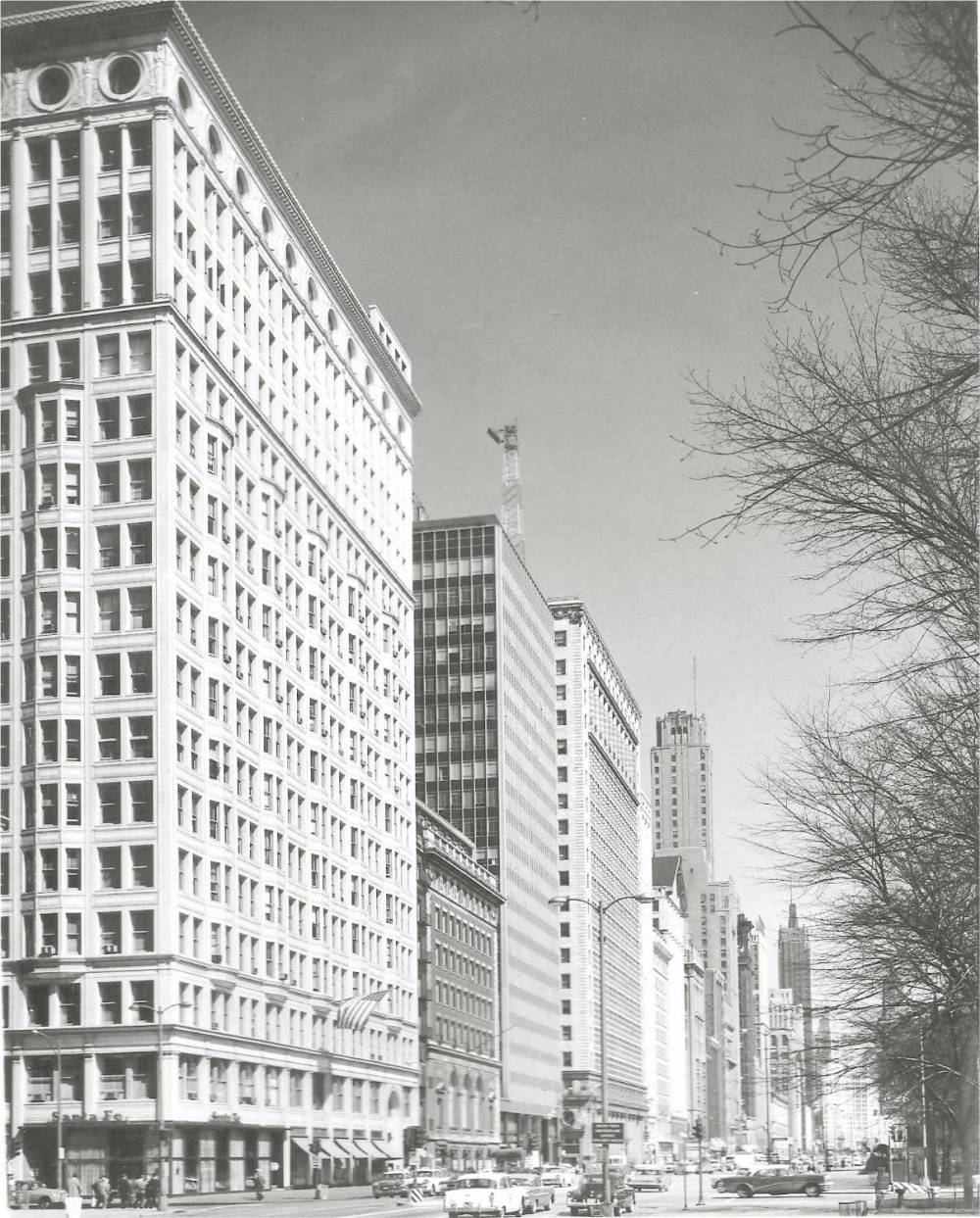 PHOTO - CHICAGO - MICHIGAN AVE - LOOKING SW - SANTA FE BUILDING ON LEFT - FORMER RAILWAY EXCHANGE - NOTE INDIVIDUAL AIR CONDITIONERS - c1960
