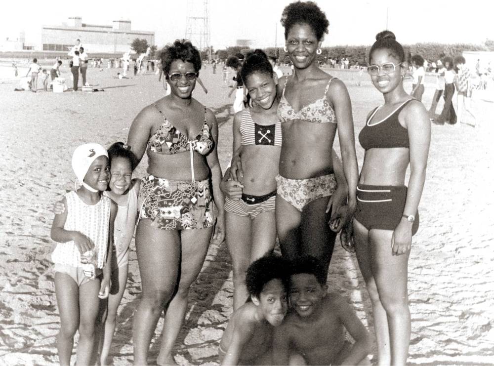 PHOTO - CHICAGO - RAINBOW BEACH - BLACK FAMILY SNAPSHOT - FILTRATION PLANT IN BACKGROUND - 1973