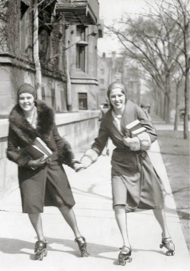PHOTO - CHICAGO - UNIVERSITY OF CHICAGO - TWO WOMEN STUDENTS ROLLER SKATING ON MIDWAY SIDEWALK -c1940