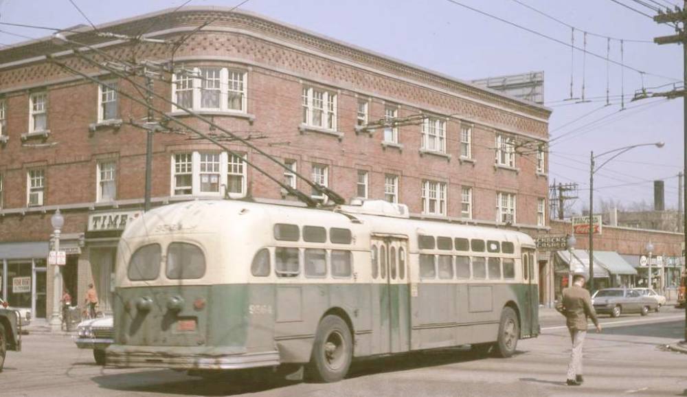 PHOTO - CHICAGO - UNKNOWN INTERSECTION - CORNER BRICK COMMERCIAL APARTMENT BUILDING - CTA TROLLEY BUS - 1969