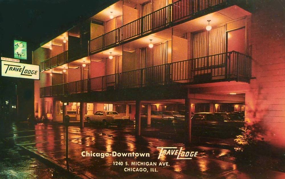 POSTCARD - CHICAGO - DOWNTOWN TRAVELODGE - 1240 S MICHIGAN - NIGHT - 1970