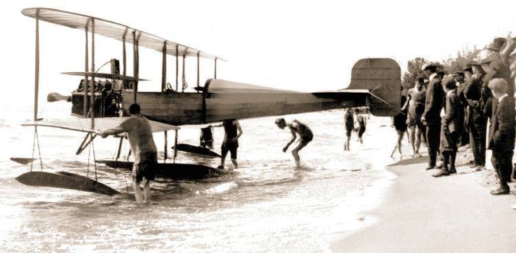 PHOTO - CHICAGO - INTERNATIONAL AIR SHOW - CROWD ON BEACH WATCH GLENN MARTIN AND SEAPLANE - 1911