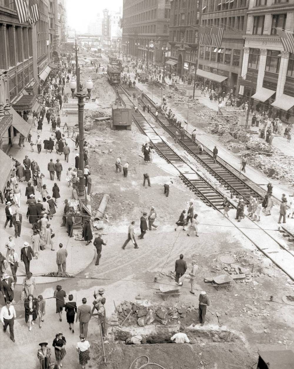 PHOTO - CHICAGO - STATE STREET - CONSTRUCTION OF SUBWAY - CROWDS - TEMPORARY STREETCAR TRACKS - AERIAL - EARLY 1940s