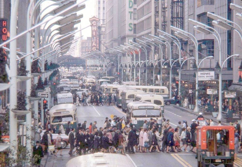 PHOTO - CHICAGO - STATE STREET - LOOKING N - BIG CROWDS CROSSING STREET - MANY BUSES - FORE-SHORTENING FROM TELEPHOTO LENS - c1960