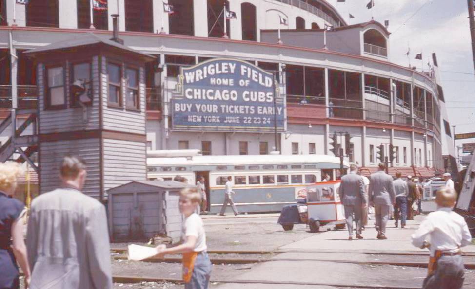 PHOTO - CHICAGO - WRIGLEY FIELD - CROWDS ARRIVING - NEWSBOYS - HOT DOG CARTS - PCC STREETCAR TRAIN TOWER - 1951
