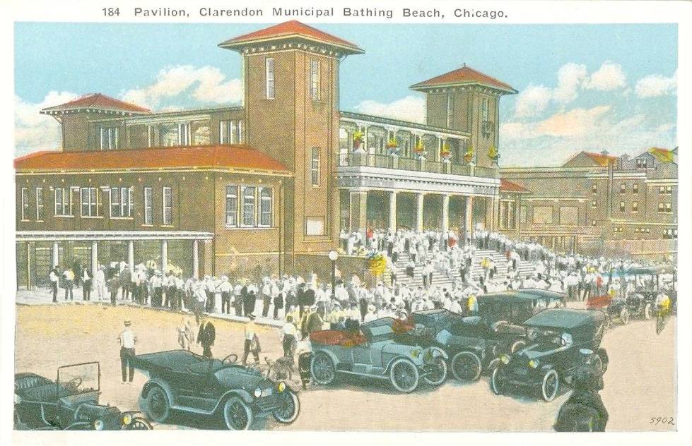POSTCARD - CHICAGO - CLARENDON MUNICIPAL BATHING BEACH - PAVILION - CARS PARKED - LARGE CROWD IN LINES - MOUNTED POLICEMAN - 1920s