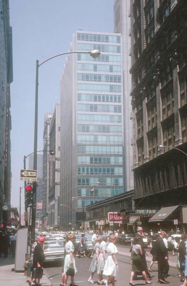 PHOTO - CHICAGO - DEARBORN - LOOKING N FROM ADAMS - NOTE FAIR STORE ON RIGHT - CROWDS - 1963