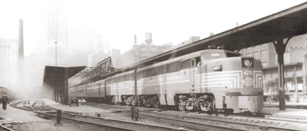 PHOTO - CHICAGO - TRAIN - NYC 20TH CENTURY LIMITED - IN STATION - 1950