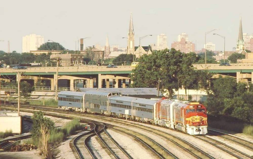 PHOTO - CHICAGO - TRAIN - SHORT PASSENGER TRAIN WITH VISTA DOME PULLED BY SANTA FE DIESELS - 1991