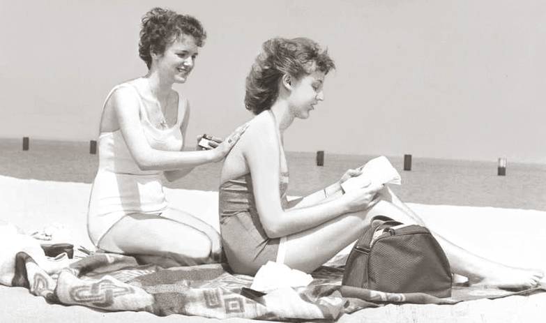 PHOTO - CHICAGO - NORTH AVE BEACH - TWO YOUNG WOMEN - 1960 - EDITED FROM A TRIBUNE IMAGE