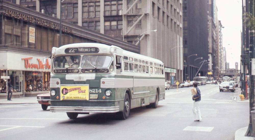 PHOTO - CHICAGO - TWIN COACH BUS - THOM MCAN SHOE STORE - NEW LOOK BUS IN BACKGROUND - DEARBORN STATION IN DISTANCE - 1973