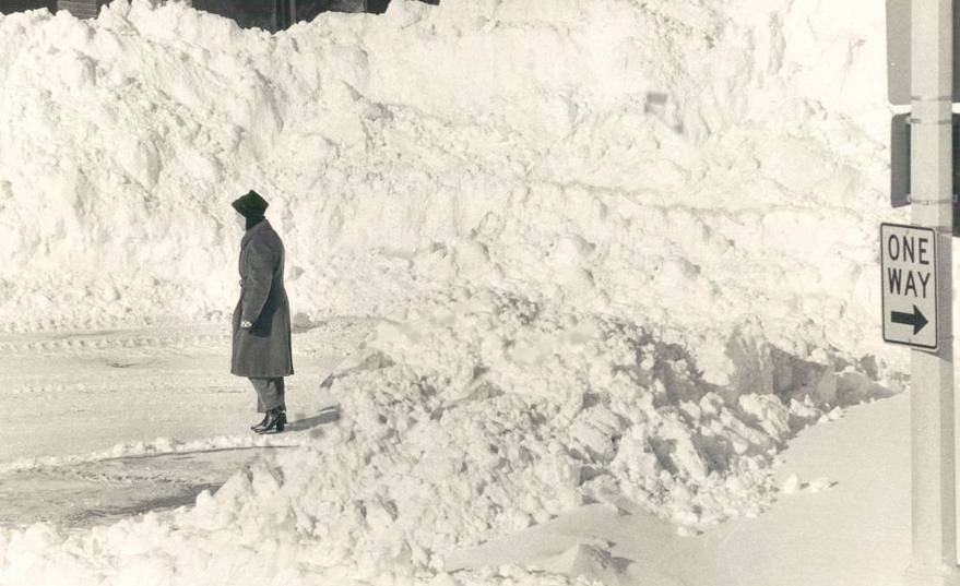 PHOTO - CHICAGO - WALTON AND WABASH - WOMAN WALKING IN HUGE SNOW PILES - 1977