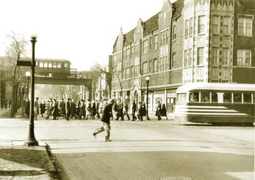 PHOTO - CHICAGO - LOOMIS AND 63RD - PCC STREETCAR - ELEVATED TRAIN - CROWDS CROSSING STREET - 1944