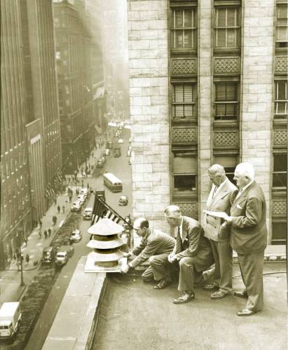 PHOTO - CHICAGO - ROOF OF NORTHERN TRUST BANK - LA SALLE AND MONROE - LOCATING NEW CIVIL DEFENSE AIR RAID SIREN - 1951