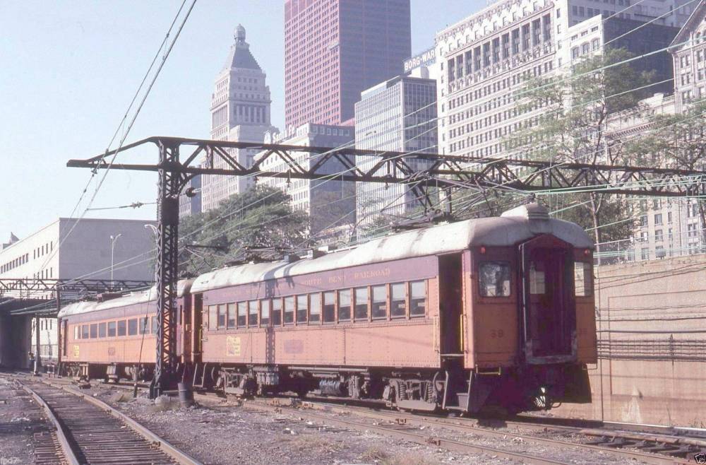 PHOTO - CHICAGO - TRAIN - SOUTH SHORE LINE - ON TRACKS BELOW GRANT PARK - MICHIGAN AVE SKYLINE ABOVE - LOOKING S - 1979
