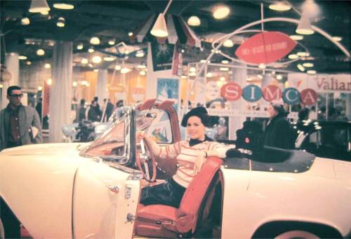 PHOTO - CHICAGO - INTERNATIONAL AUTO SHOW - MODEL IN SIMCA SPORTS CAR - 1960s