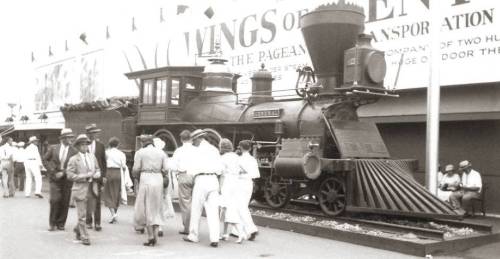 PHOTO - CHICAGO - CENTURY OF PROGRESS WORLD'S FAIR - ANTIQUE STEAM ENGINE THE GENERAL - GROUPS OF PEOPLE - 1933