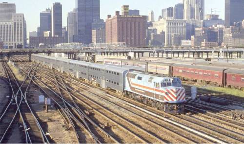PHOTO - CHICAGO - TRAIN - METRA - VILLAGE OF OAK LAWN - LEAVING CITY - AERIAL - SKYLINE 1979