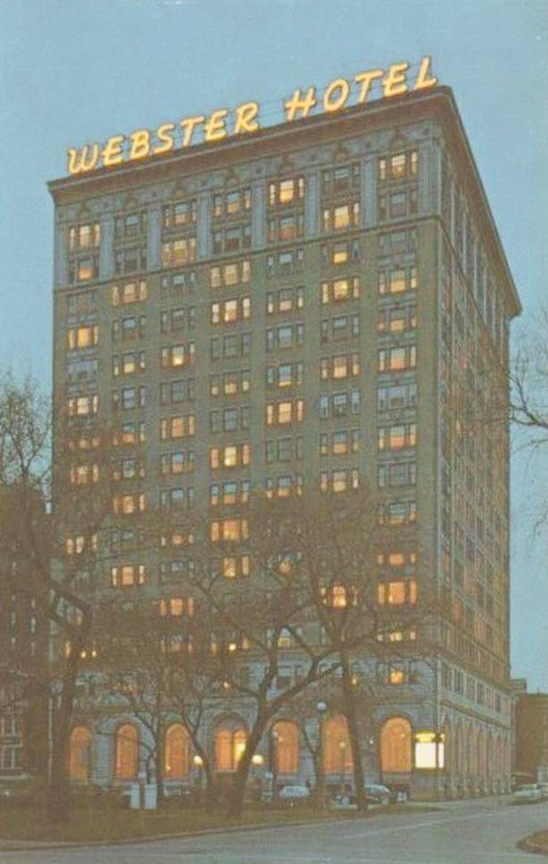 POSTCARD - CHICAGO - WEBSTER HOTEL - LINCOLN PARK - c1960