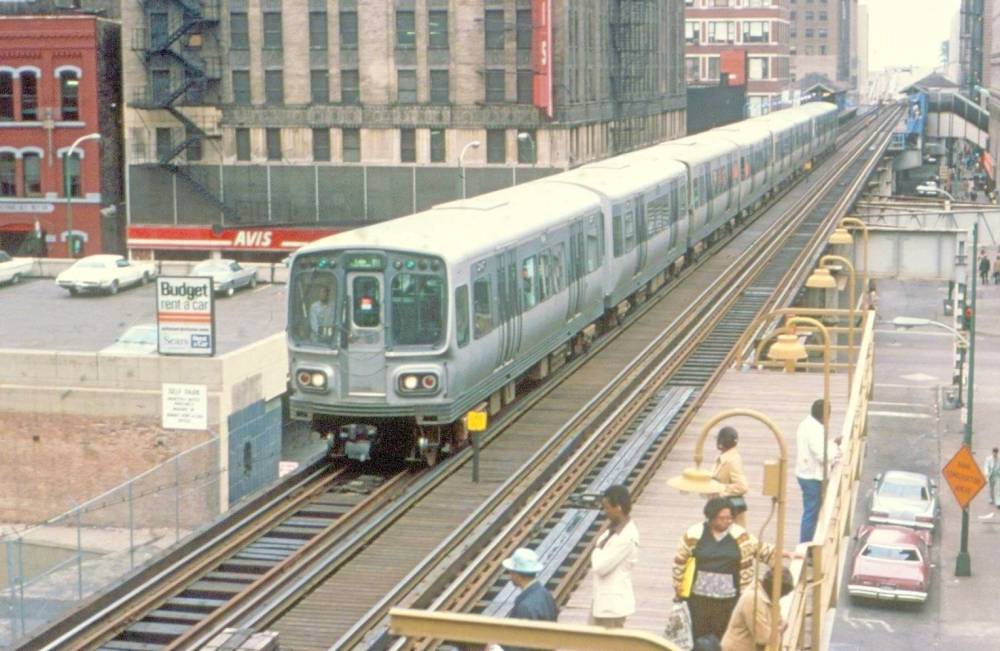 PHOTO - CHICAGO - ELEVATED STRUCTURE - LAKE STREET - PEOPLE WAITING AT PLATFORM - LONG TRAIN - 1979
