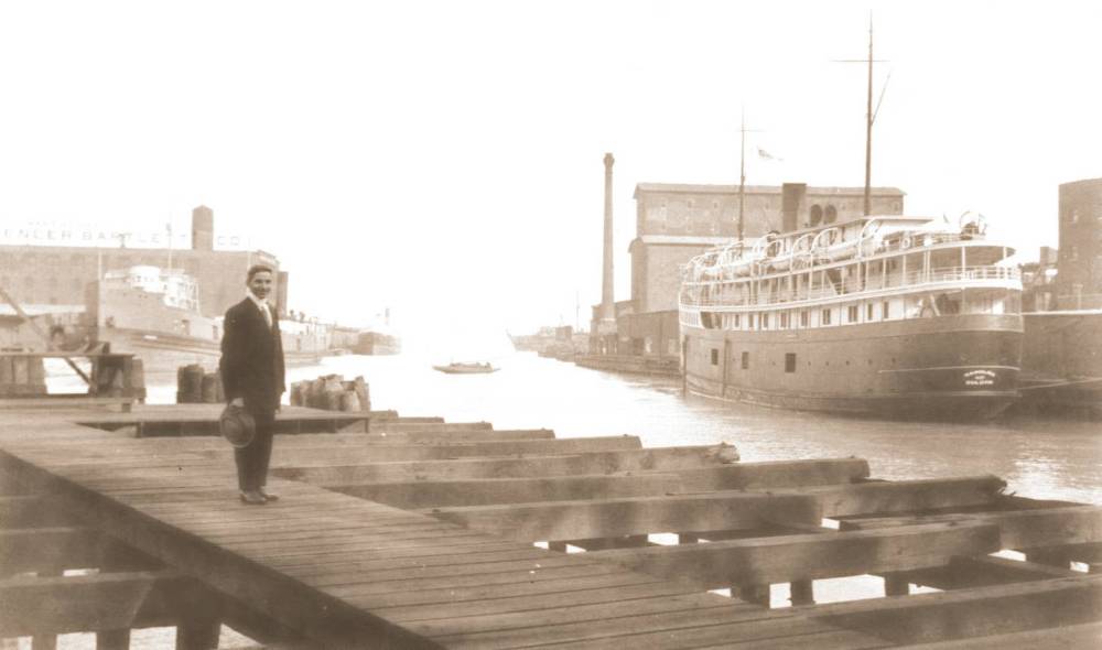 PHOTO - CHICAGO - MAN ON PIER - CHICAGO RIVER - SPENCER BARTLETT - CRUISE SHIP - SNAPSHOT - 1911