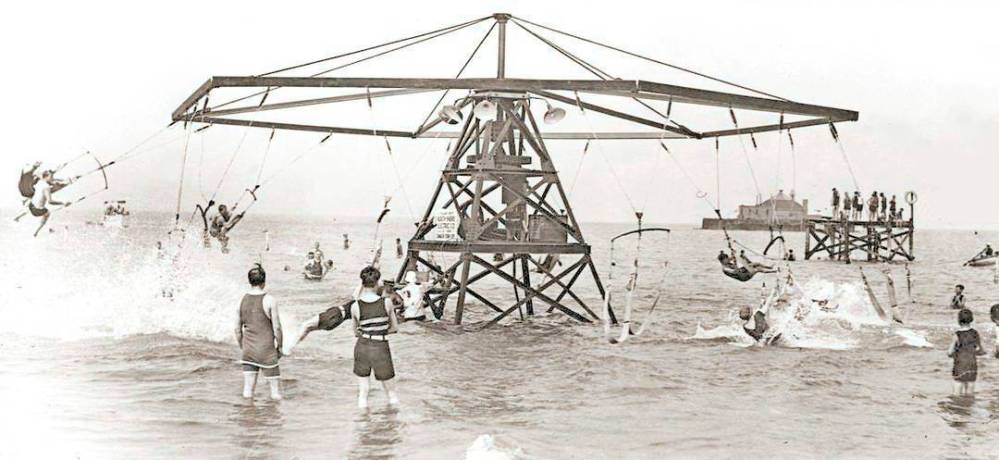 PHOTO - CHICAGO - WILSON AVE BEACH - ELECTRIC WATER MERRY-GO-ROUND RIDE - GROUP OF MEN - 1920s