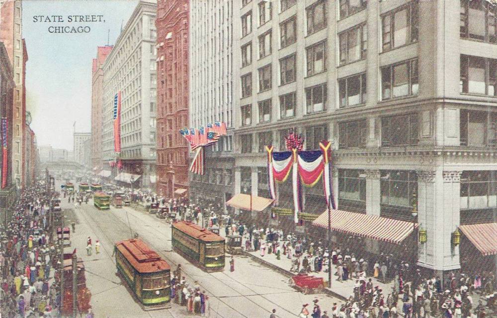 POSTCARD - CHICAGO - STATE STREET - AERIAL - FROM MADISON - HUGE FLAGS FOR END OF WWI - 1918
