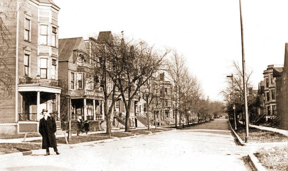 POSTCARD - CHICAGO - UNKNOWN STREET - TREE-LINED - MAINLY HOUSES - MAN POSING - 1911