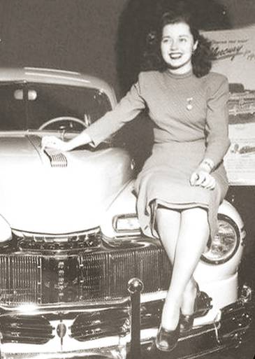PHOTO - CHICAGO - MERCURY DISPLAY - AUTO SHOW - MISS CHICAGO - SNAPSHOT - 1946