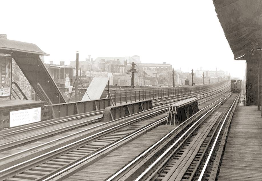 PHOTO - CHICAGO - ELEVATED - 33RD STREET STATION - TRAIN IN DISTANCE