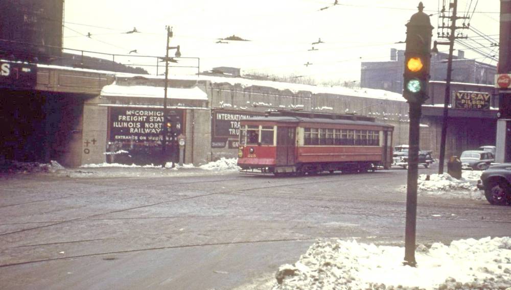 PHOTO - CHICAGO - ILLINOIS NORTHERN RAILWAY - MCCORMICK FREIGHT STATION - PULLMAN STREETCAR - EARLY 1950s